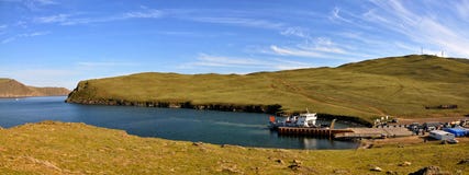 Lago Baikal di estate Vista superiore dello stretto Olkhonskie Vorota e del traghetto regolare all'isola di Olkhon fotografia stock libera da diritti Lago Baikal di estate Vista superiore dello stretto Olkhonskie Vorota e del traghetto regolare all'isola di Olkhon fotografia stock libera da diritti