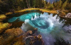 Lago blu in montagne di Altai, Repubblica di Altai, Siberia, Russia del geyser immagini stock libere da diritti Lago blu in montagne di Altai, Repubblica di Altai, Siberia, Russia del geyser immagini stock libere da diritti