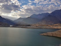 Lago blu nelle montagne, nebbia blu, nuvole fotografie stock Lago blu nelle montagne, nebbia blu, nuvole fotografie stock