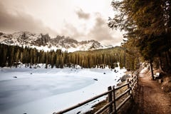 Lago, bosque del abeto y montañas congelados Lago Carezza en el Tyrol del sur en Italia foto de archivo Lago, bosque del abeto y montañas congelados Lago Carezza en el Tyrol del sur en Italia foto de archivo