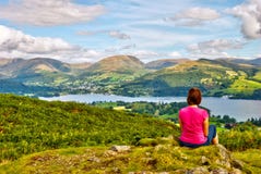 Lago de desatención Windermere del caminante femenino imagen de archivo libre de regalías Lago de desatención Windermere del caminante femenino imagen de archivo libre de regalías