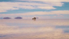 Lago de sal y vehículo bolivianos, Salar de Uyuni foto de archivo Lago de sal y vehículo bolivianos, Salar de Uyuni foto de archivo