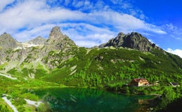 Lago del pleso de Zelene en las montañas en un día soleado, Eslovaquia de Tatra fotografía de archivo Lago del pleso de Zelene en las montañas en un día soleado, Eslovaquia de Tatra fotografía de archivo