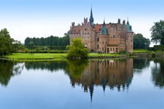 Lago do castelo de Egeskov cénico imagem de stock Lago do castelo de Egeskov cénico imagem de stock