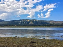 Lago e montagne immagine stock Lago e montagne immagine stock