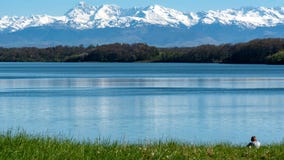 Lago Gabas com as montanhas de Pyrenees no fundo Fotografia de Stock Royalty Free Lago Gabas com as montanhas de Pyrenees no fundo Fotografia de Stock Royalty Free