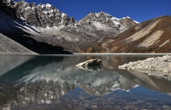 Lago Gokio en Nepal foto de archivo Lago Gokio en Nepal foto de archivo