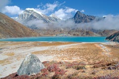 Lago Gokyo e vila, Everest fotos de stock Lago Gokyo e vila, Everest fotos de stock