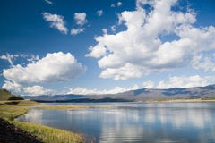 Lago Granby com as nuvens brancas agradáveis em um céu azul, Colorado, EUA imagem de stock royalty free Lago Granby com as nuvens brancas agradáveis em um céu azul, Colorado, EUA imagem de stock royalty free