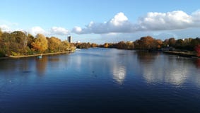 Lago hermoso en Hyde Park, Londres, Reino Unido foto de archivo Lago hermoso en Hyde Park, Londres, Reino Unido foto de archivo