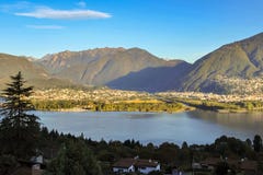 Lago Maggiore na Września ranku Szwajcaria zdjęcie stock Lago Maggiore na Września ranku Szwajcaria zdjęcie stock
