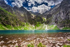 Lago maravilloso en las montañas de Tatra en el verano Imagenes de archivo Lago maravilloso en las montañas de Tatra en el verano Imagenes de archivo