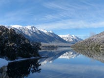 Lago mirror que refleja sus montañas hermosas, angostura la Argentina del La del chalet foto de archivo libre de regalías Lago mirror que refleja sus montañas hermosas, angostura la Argentina del La del chalet foto de archivo libre de regalías