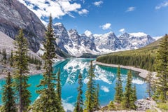 Lago moraine no parque nacional de Banff, canadense Montanhas Rochosas, Canadá Imagens de Stock Royalty Free Lago moraine no parque nacional de Banff, canadense Montanhas Rochosas, Canadá Imagens de Stock Royalty Free
