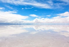 Lago Salar de Uyuni con una capa delgada del agua fotografía de archivo Lago Salar de Uyuni con una capa delgada del agua fotografía de archivo