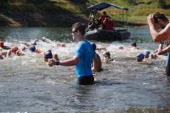 Lago Vlasina, Serbia - augusta, 5 2018: Inizio della corsa di nuoto sul triathlon di Vlasina fotografie stock libere da diritti Lago Vlasina, Serbia - augusta, 5 2018: Inizio della corsa di nuoto sul triathlon di Vlasina fotografie stock libere da diritti