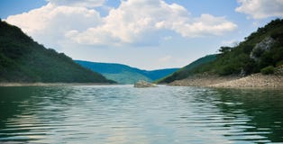 Lago Zaovine in ampia fotografia della Serbia fotografie stock libere da diritti Lago Zaovine in ampia fotografia della Serbia fotografie stock libere da diritti