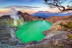Lago ácido, cráter de Ijen imagen de archivo Lago ácido, cráter de Ijen imagen de archivo