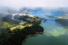 Lagoa Verde和Lagoa Azul, Sete Cidades火山的火山口的湖的顶视图在圣米格尔火山海岛上 免版税库存照片 Lagoa Verde和Lagoa Azul, Sete Cidades火山的火山口的湖的顶视图在圣米格尔火山海岛上 免版税库存照片