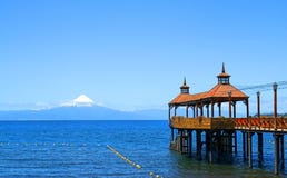 Lagomeer Llanquihue in Puerto Varas Snowcapped Osorno-Vulkaan op de achtergrond Chili, Zuid-Amerika stock foto Lagomeer Llanquihue in Puerto Varas Snowcapped Osorno-Vulkaan op de achtergrond Chili, Zuid-Amerika stock foto
