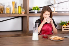 Lait boisson de femme dans le salon photos libres de droits Lait boisson de femme dans le salon photos libres de droits