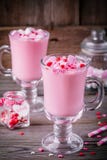 Lait chaud rose avec des coeurs de guimauve et de sucre dans une tasse en verre pour Valentine Day photos libres de droits Lait chaud rose avec des coeurs de guimauve et de sucre dans une tasse en verre pour Valentine Day photos libres de droits