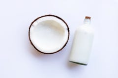 Lait de noix de coco et noix de coco sur le blanc photographie stock libre de droits Lait de noix de coco et noix de coco sur le blanc photographie stock libre de droits