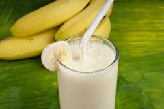 Lait de poule régénérateur de smoothie de banane photo stock Lait de poule régénérateur de smoothie de banane photo stock
