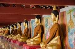 Laiton de Bouddha sur la terre arrière blanche et, image à dos blanc de Bouddha images libres de droits Laiton de Bouddha sur la terre arrière blanche et, image à dos blanc de Bouddha images libres de droits