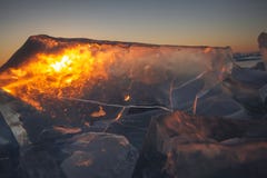 Lake Baikal на заходе солнца, все покрыто с льдом и снегом, стоковое фото Lake Baikal на заходе солнца, все покрыто с льдом и снегом, стоковое фото