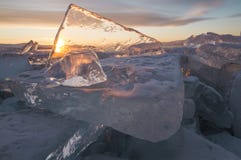 Lake Baikal на заходе солнца, все покрыто с льдом и снегом, стоковое фото Lake Baikal на заходе солнца, все покрыто с льдом и снегом, стоковое фото