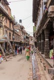 Lalitpur,尼泊尔- 2016年11月03日:走在Lalitpur大城市市,尼泊尔街道的人们 库存照片 Lalitpur,尼泊尔- 2016年11月03日:走在Lalitpur大城市市,尼泊尔街道的人们 库存照片