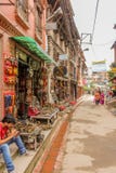 Lalitpur, Νεπάλ - 3 Νοεμβρίου 2016: Η άποψη οδών με το αναμνηστικό ψωνίζει και περπατώντας νεπαλικοί άνθρωποι στη μητροπολιτική π στοκ εικόνες Lalitpur, Νεπάλ - 3 Νοεμβρίου 2016: Η άποψη οδών με το αναμνηστικό ψωνίζει και περπατώντας νεπαλικοί άνθρωποι στη μητροπολιτική π στοκ εικόνες