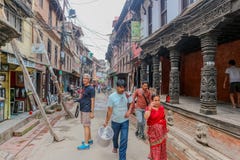 Lalitpur, Непал - 21-ое сентября 2016: Люди идя в улицы города Lalitpur столичного, Непала стоковое фото Lalitpur, Непал - 21-ое сентября 2016: Люди идя в улицы города Lalitpur столичного, Непала стоковое фото