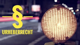 Lampa och trafik för konstruktionsplats på natten med inskriften i tysk § Urheberrecht i engelsk förklaring av copyrighten royaltyfria foton Lampa och trafik för konstruktionsplats på natten med inskriften i tysk § Urheberrecht i engelsk förklaring av copyrighten royaltyfria foton