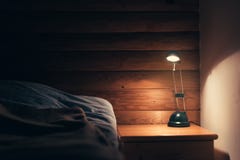 Lampada della camera da letto su un comodino Immagini Stock Lampada della camera da letto su un comodino Immagini Stock
