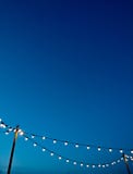Lampadina con cielo blu fotografie stock libere da diritti Lampadina con cielo blu fotografie stock libere da diritti