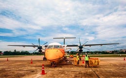 Lampang Thailand 2017-08-05: Flache Landung am Flughafen lizenzfreie stockfotos Lampang Thailand 2017-08-05: Flache Landung am Flughafen lizenzfreie stockfotos