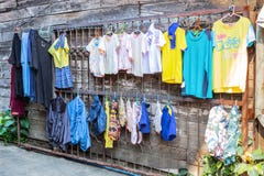 LAMPANG THAILAND - på Januari 11, 2019: Läckadörr, stålram som inte är användbar arkivfoto LAMPANG THAILAND - på Januari 11, 2019: Läckadörr, stålram som inte är användbar arkivfoto
