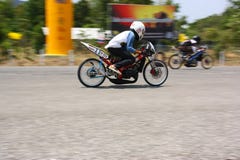 LAMPANG, ΤΑΪΛΑΝΔΗ - 24 ΑΠΡΙΛΊΟΥ 2010: Ποδήλατο έλξης αγώνα αναβατών μοτοσικλετών στοκ φωτογραφία με δικαίωμα ελεύθερης χρήσης LAMPANG, ΤΑΪΛΑΝΔΗ - 24 ΑΠΡΙΛΊΟΥ 2010: Ποδήλατο έλξης αγώνα αναβατών μοτοσικλετών στοκ φωτογραφία με δικαίωμα ελεύθερης χρήσης