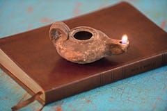 Lampe antique sur la bible photo stock Lampe antique sur la bible photo stock