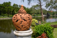 Lampe de poterie avec le style thaïlandais image libre de droits Lampe de poterie avec le style thaïlandais image libre de droits