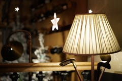 Lampe hergestellt vom weißen Gewebe auf fronte in einem Restaurant lizenzfreie stockfotografie Lampe hergestellt vom weißen Gewebe auf fronte in einem Restaurant lizenzfreie stockfotografie