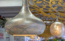 Lampe plaquée or métallique dans le style oriental avec une lueur douce photographie stock Lampe plaquée or métallique dans le style oriental avec une lueur douce photographie stock