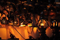Lampes faites main confortables faites d'écrous de noix de coco avec la perforation - un souvenir en Thaïlande image libre de droits Lampes faites main confortables faites d'écrous de noix de coco avec la perforation - un souvenir en Thaïlande image libre de droits