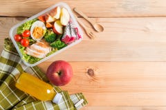 Lancheiras saudáveis no pacote plástico, no peito de frango grelhado com salada vegetal, no ovo e no fruto, suco de laranja Faça foto de stock Lancheiras saudáveis no pacote plástico, no peito de frango grelhado com salada vegetal, no ovo e no fruto, suco de laranja Faça foto de stock
