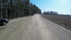 Land, das Auto auf Schotterstraße unter Verwendung einer fisheye Linse fährt Langsame Bewegung Land, das Auto auf Schotterstraße unter Verwendung einer fisheye Linse fährt Langsame Bewegung
