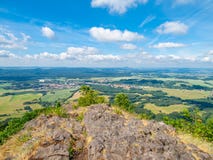 Landelijk landschap rond Mimon op zonnige de zomerdag, mening van Ralsko-berg, Tsjechische Republiek royalty-vrije stock foto's Landelijk landschap rond Mimon op zonnige de zomerdag, mening van Ralsko-berg, Tsjechische Republiek royalty-vrije stock foto's