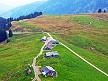Landelijke traditionele architectuur en veelandbouwbedrijven in het Obertoggenburg-gebied, Stenen bierkroes stock foto Landelijke traditionele architectuur en veelandbouwbedrijven in het Obertoggenburg-gebied, Stenen bierkroes stock foto