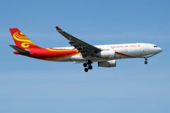 Landning för Hong Kong Airlines Cargo Airbus A330-200 B-LNY lastnivå på den Istanbul Ataturk flygplatsen royaltyfri fotografi Landning för Hong Kong Airlines Cargo Airbus A330-200 B-LNY lastnivå på den Istanbul Ataturk flygplatsen royaltyfri fotografi